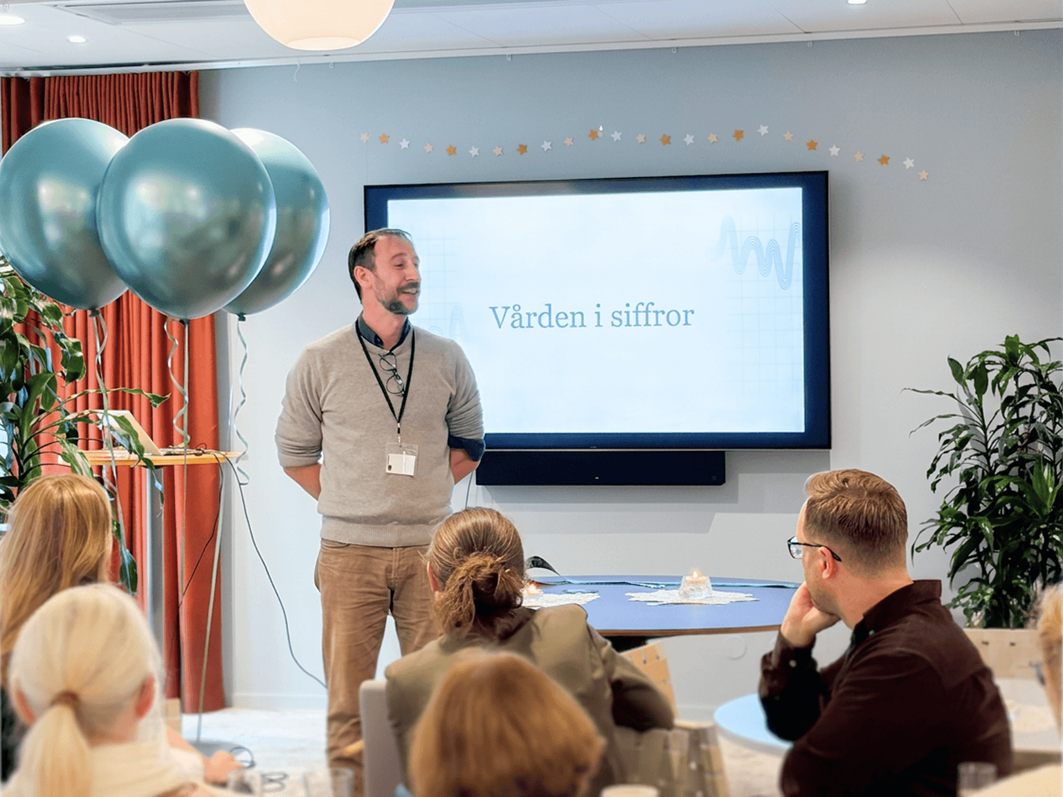 Daniel Lapidus presenting at the Vården i siffror launch